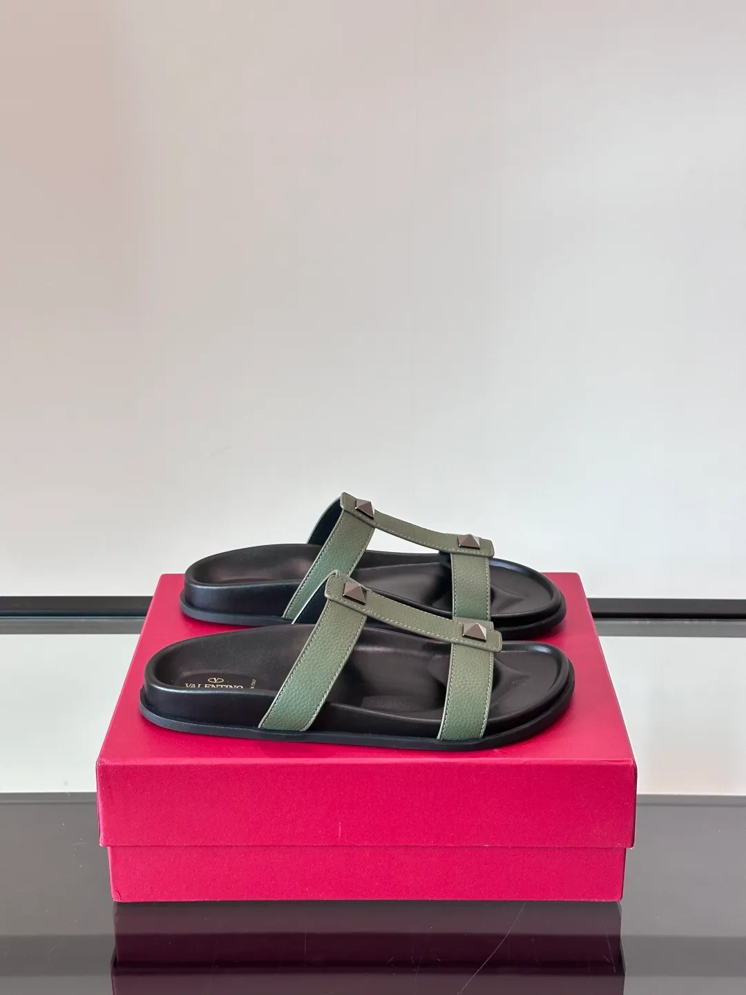 Men's shoes 💰p320 "VALENTINO" Valentino Men's 🧍‍♂️ Spring and summer new style metal rivet flat slippers, elegant sandals, the same style worn by celebrities, original molding, imported calfskin. Rubber outsole. Soft and durable, full set of counter packaging size: 39-44 (customized at 38.45.46)